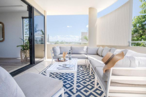 Live like a local in the heart of Moffat Beach - Walking distance to everything!